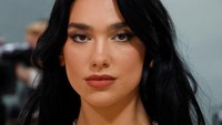 Tapi yang membuatnya semakin memesona adalah kalung berliannya. Foto: GC Images/Ray Tamarra