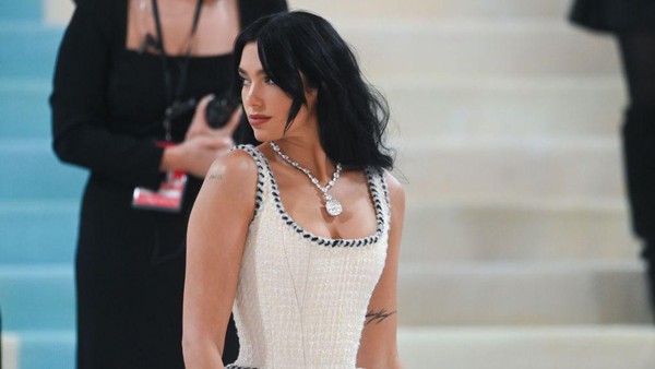 Penampakan Kalung Berlian Dua Lipa yang Berkilau, Harganya Bikin Silau
