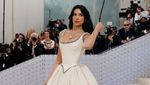Penampakan Kalung Berlian Dua Lipa yang Berkilau, Harganya Bikin Silau