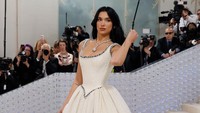 Kalung yang dikenakan oleh Dua Lipa itu senilai US$ 10 juta atau Rp 147,2 miliar. Foto: GC Images/Ray Tamarra