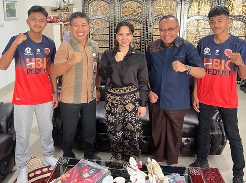 Presiden Lombok FC Rannya Agustyra Kristiono bersama Sekretaris Daerah NTB Lalu Gita Ariadi (dua dari kanan) dan Kadispora NTB Tri Budiprayitno (dua dari kanan) saat melepas dua pesepakbola Lombok FC ke Jakarta.