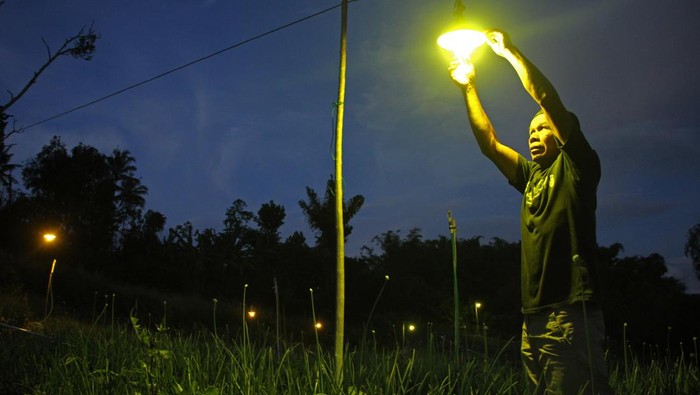Petani memperbaiki posisi lampu penghalau hama di kebun bawang merah di Kabupaten Enrekang, Sulawesi Selatan, Selasa (2/5/2023). Petani bawang merah di daerah itu mampu menghemat biaya operasional hingga 75 persen dengan memanfaatkan program elektrifikasi pertanian (electrifying agriculture) dari PT PLN (Persero) sehingga meningkatkan produktivitas mereka. ANTARA FOTO/Arnas Padda/nz
