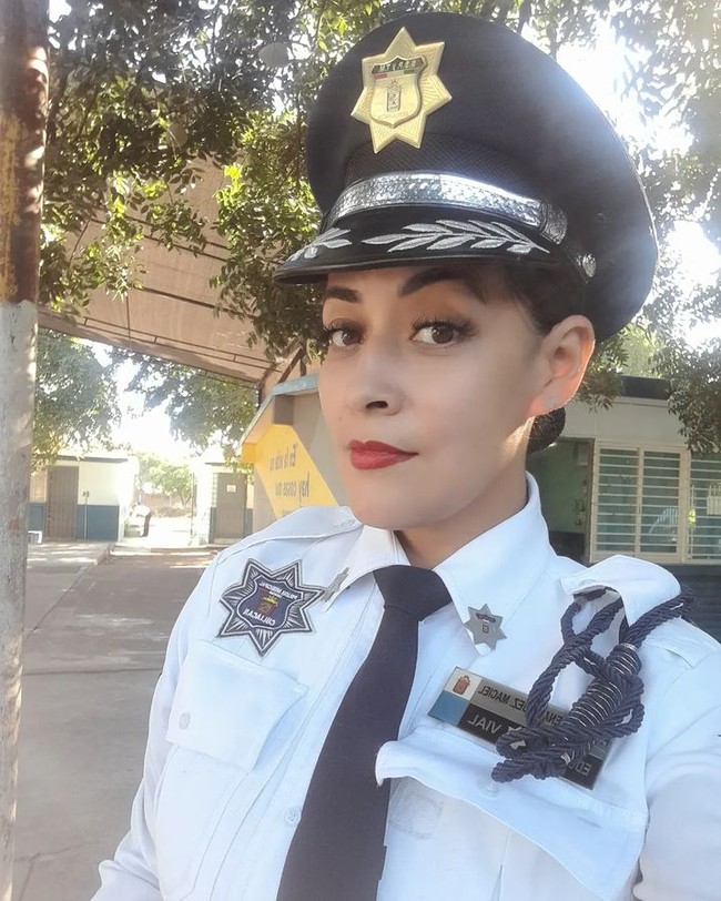 Selain penampilannya yang memang menawan, Magda juga terlihat berdandan cantik ketika bertugas. Dalam sebuah foto, ia tampak mengenakan lipstik merah yang membuatnya semakin menarik perhatian. Foto: Instagram