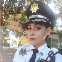 Selain penampilannya yang memang menawan, Magda juga terlihat berdandan cantik ketika bertugas. Dalam sebuah foto, ia tampak mengenakan lipstik merah yang membuatnya semakin menarik perhatian. Foto: Instagram