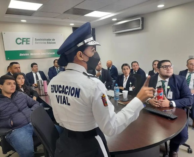 Seragam Magda sendiri memperlihatkan bahwa ia merupakan bagian dari tim pengedukasi lalu lintas. Begini penampilannya ketika sedang bekerja. Foto: Instagram