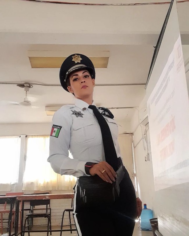 Seorang petugas polisi asal Meksiko jadi sensasi di TikTok. Wanita bernama Katie Sorensen tersebut disebut sebagai polwan seksi dan mengundang kekaguman dari netizen. Foto: Instagram