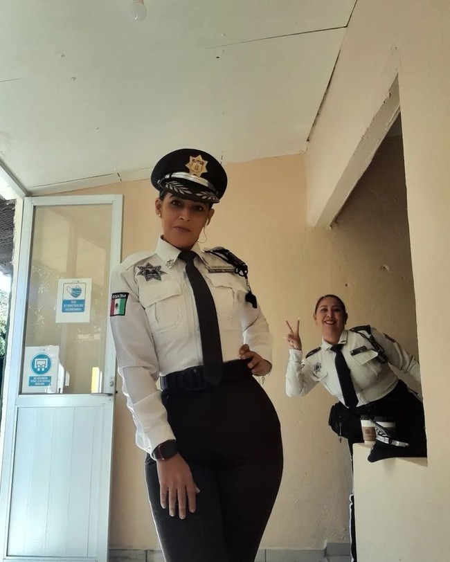 Di TikTok, wanita tersebut sering membagikan kesehariannya. Ketika bertugas, Magda terlihat mengenakan seragam putih-hitam, lengkap dengan dasi, lencana, dan topi.Foto: Instagram