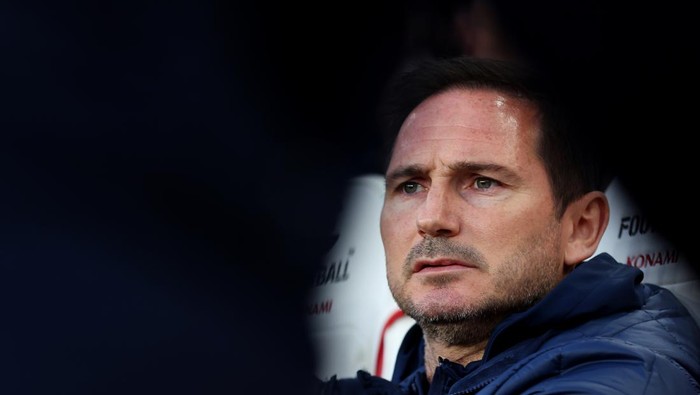 LONDON, ENGLAND - MAY 02: Frank Lampard, Caretaker Manager of Chelsea, looks on prior to the Premier League match between Arsenal FC and Chelsea FC at Emirates Stadium on May 02, 2023 in London, England. (Photo by Chris Lee - Chelsea FC/Chelsea FC vi