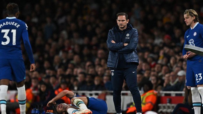 Chelseas English caretaker manager Frank Lampard (C) looks at Chelseas Spanish defender Cesar Azpilicueta (2L) during the English Premier League football match between Arsenal and Chelsea at the Emirates Stadium, in London, on May 2, 2023. (Photo by Ben Stansall / AFP) / RESTRICTED TO EDITORIAL USE. No use with unauthorized audio, video, data, fixture lists, club/league logos or live services. Online in-match use limited to 120 images. An additional 40 images may be used in extra time. No video emulation. Social media in-match use limited to 120 images. An additional 40 images may be used in extra time. No use in betting publications, games or single club/league/player publications. /  (Photo by BEN STANSALL/AFP via Getty Images)
