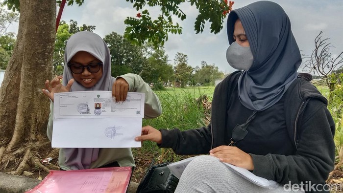 Fredika dan Della warga Indramayu yang sedang membuat berkas lamaran untuk mencari kerja