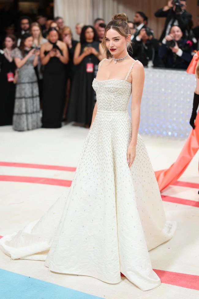 Simpel tapi mewah, begitulah kesan yang terpancar dari gaya busana Miranda Kerr di MET Gala 2023. Model asal Australia ini mengenakan gaun putih bertabur mutiara karya Maria Grazia Chiuri untuk Christian Dior. Foto: Getty Images