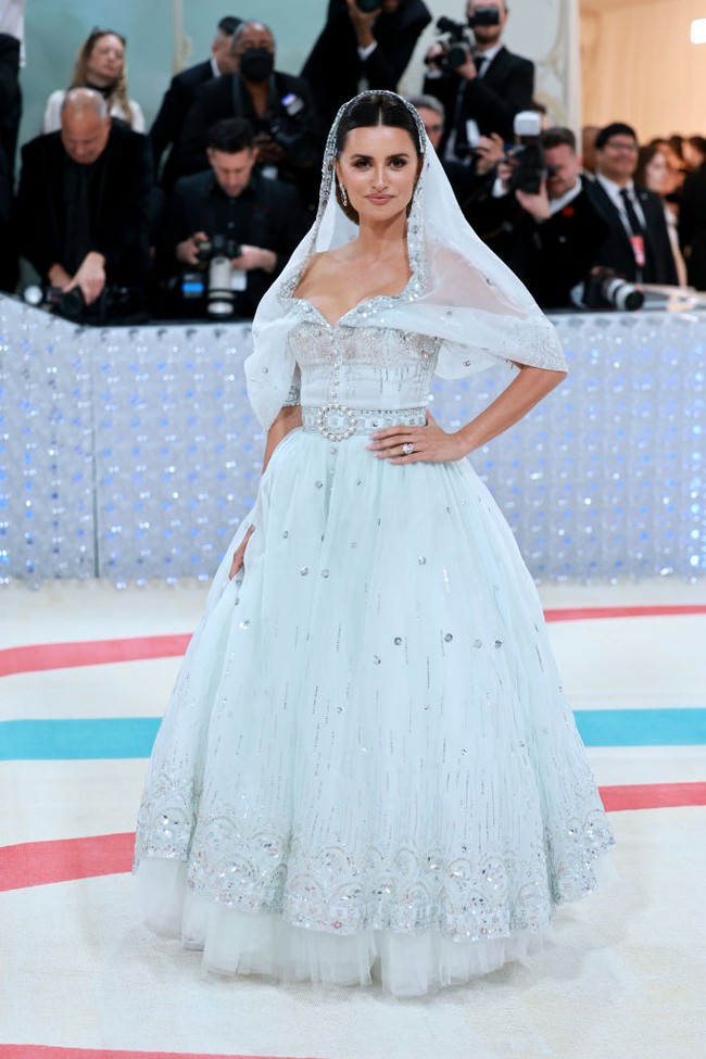 Penelope Cruz mengenakan gaun vintage dari koleksi Chanel Haute Couture Spring 1998. Gaun bervolume dilengkapi veil yang menyatu dengan busana memberi kesan romantis sekaligus dramatis. Foto: Getty Images