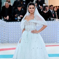 Penelope Cruz mengenakan gaun vintage dari koleksi Chanel Haute Couture Spring 1998. Gaun bervolume dilengkapi veil yang menyatu dengan busana memberi kesan romantis sekaligus dramatis. Foto: Getty Images