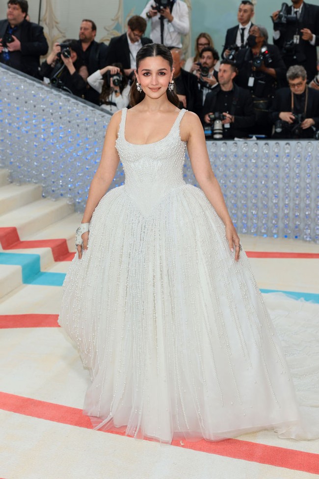 Artis Bollywood, Alia Bhatt, tampil perdana di MET Gala 2023 dan memilih tampilan ‘aman’ berupa gaun ballgown putih dengan train panjang karya Prabal Gurung. Foto: Getty Images