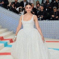 Artis Bollywood, Alia Bhatt, tampil perdana di MET Gala 2023 dan memilih tampilan ‘aman’ berupa gaun ballgown putih dengan train panjang karya Prabal Gurung. Foto: Getty Images