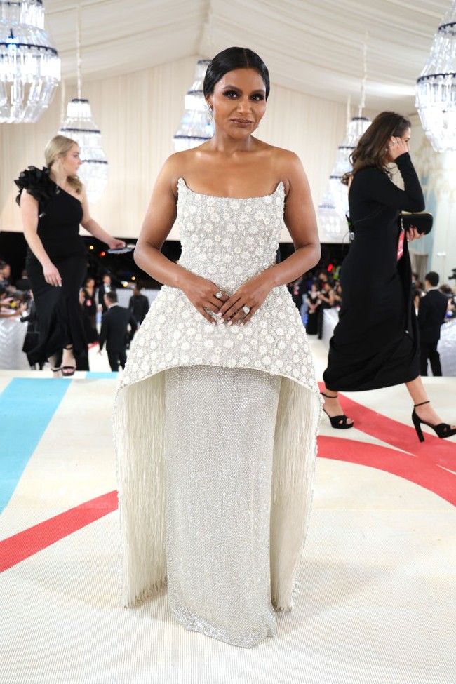Mindy Kaling tampil memukau mengenakan gaun couture karya Jonathan Simkhai. Gaun aksen shimmer yang berkilauan ini cocok dikenakan untuk acara resepsi yang lebih glamor. Foto: Getty Images