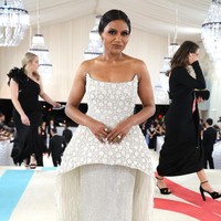 Mindy Kaling tampil memukau mengenakan gaun couture karya Jonathan Simkhai. Gaun aksen shimmer yang berkilauan ini cocok dikenakan untuk acara resepsi yang lebih glamor. Foto: Getty Images