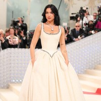 Dua Lipa tampil dalam balutan gaun berbahan wol putih dari koleksi Chanel. Perpaduan gaya klasik dan vintage ini tak pernah lekang waktu. Foto: Getty Images