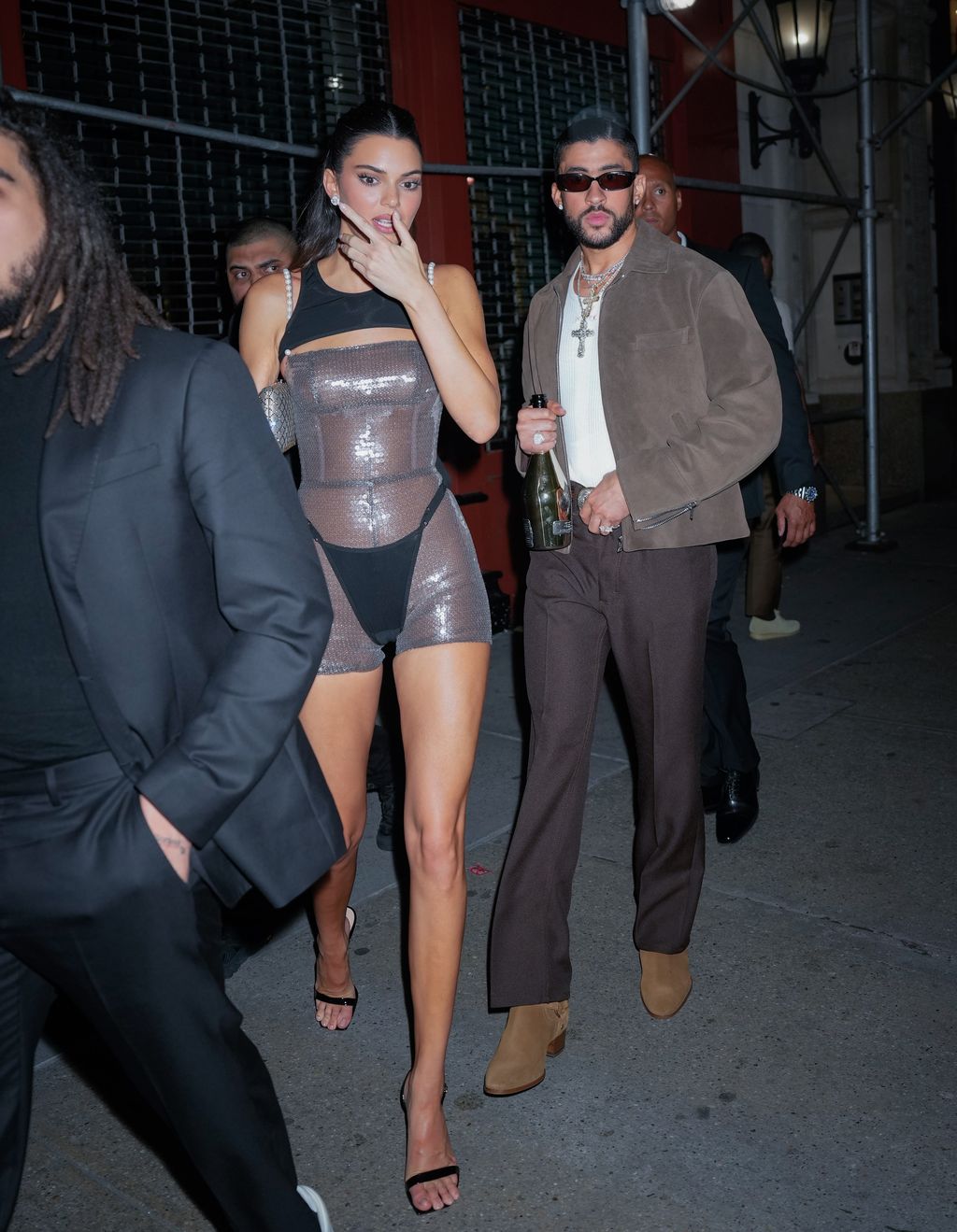 Gaya Kendall Jenner di MET Gala 2023 After Party NEW YORK, NEW YORK - MAY 01: Kendall Jenner and Bad Bunny are seen heading to a Met Gala afterparty on May 01, 2023 in New York City. (Photo by Gotham/GC Images)