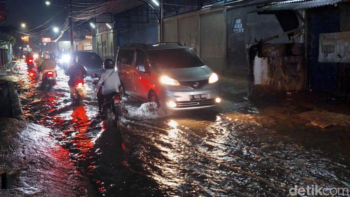 Genangan air di Jalan Cingised, Kota Bandung, Rabu (3/5/2023) malam.