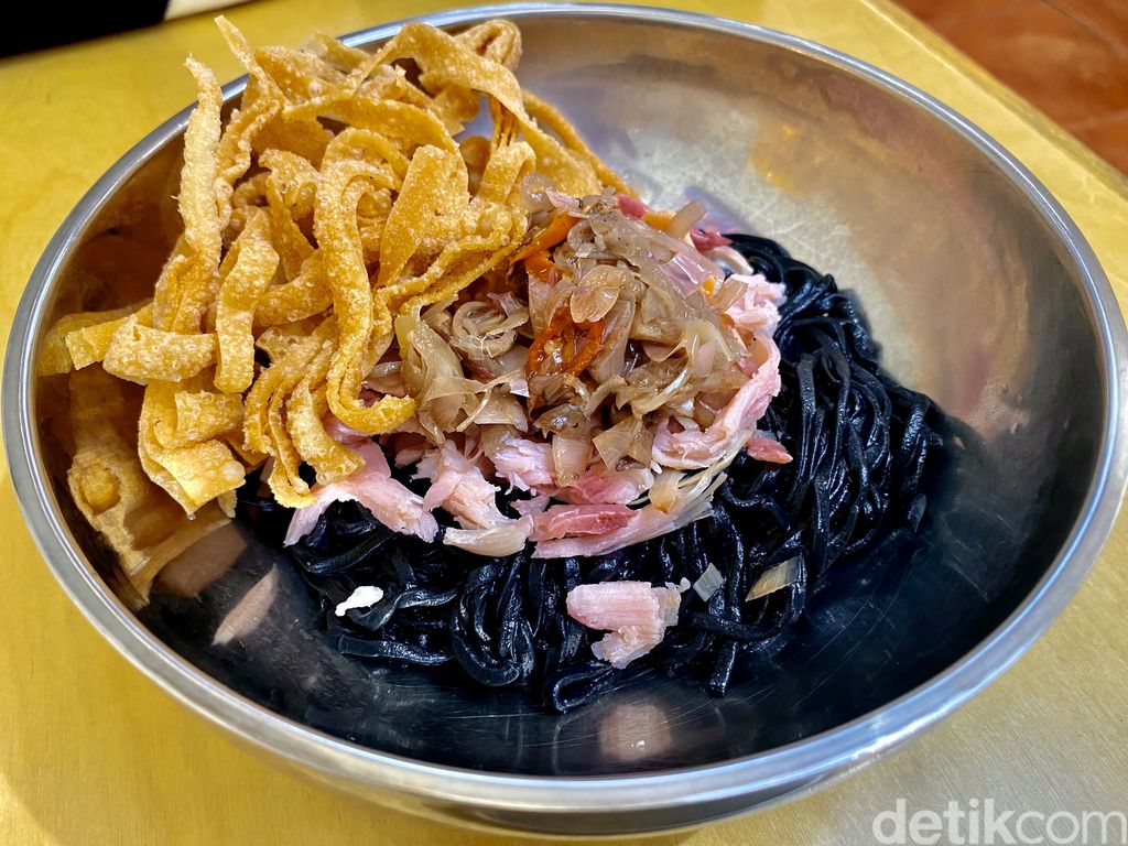 GiGa Bites yang hits di Bandung, kini ada di Jakarta. Tawarkan nasi ayam Hainan dan mie kecombrang gurih.