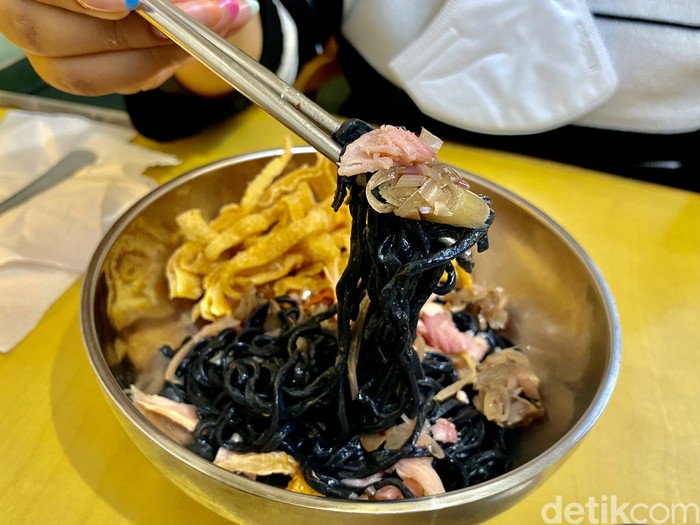 GiGa Bites yang hits di Bandung, kini ada di Jakarta. Tawarkan nasi ayam Hainan dan mie kecombrang gurih.