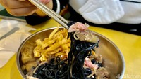 Mie pada sajian itu dibuat sendiri, sehingga tekstur mulurnya lebih kenyal. Topping daging ayam asap yang dimasak 16 jam juga membuat sajian ini terasa spesial, apalagi ditambah sambal kecombrang yang pedas aromatik. Foto: detikFood/Yenny Mustika Sari