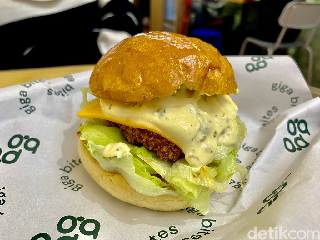 GiGa Bites yang hits di Bandung, kini ada di Jakarta. Tawarkan nasi ayam Hainan dan mie kecombrang gurih.