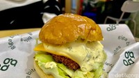 Nama menunya Burger of The Sea yang dibanderol harga Rp 50.000. Untuk patty-nya adalah ikan dori fillet goreng yang gurih renyah. Disajikan bersama selada, keju, dan saus tartar yang asam segar. Foto: detikFood/Yenny Mustika Sari