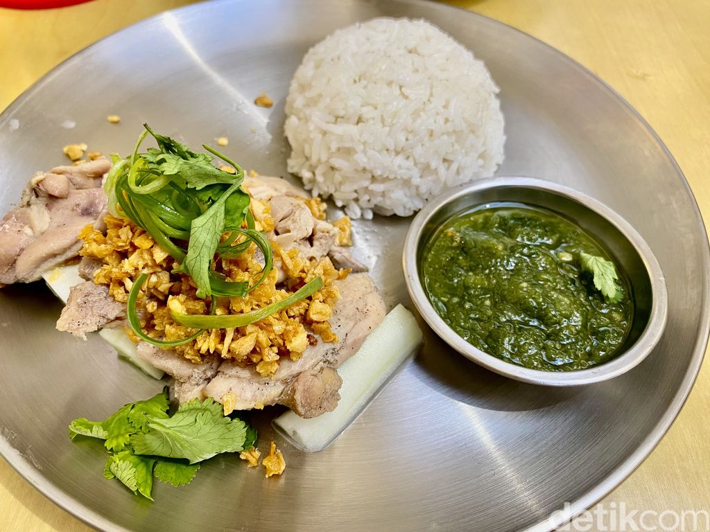 GiGa Bites yang hits di Bandung, kini ada di Jakarta. Tawarkan nasi ayam Hainan dan mie kecombrang gurih.