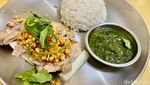 Cicip Nasi Ayam Hainan yang Gurih Aromatik di Kafe Mungil Giga Bites