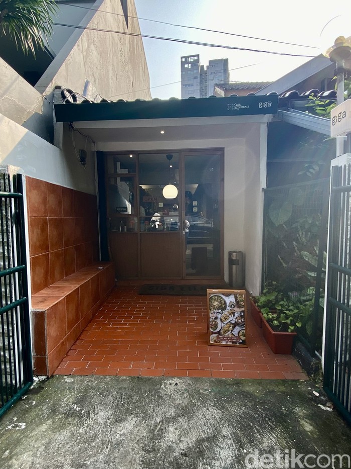 GiGa Bites GiGa Bites yang hits di Bandung, kini ada di Jakarta. Tawarkan nasi ayam Hainan dan mie kecombrang gurih.