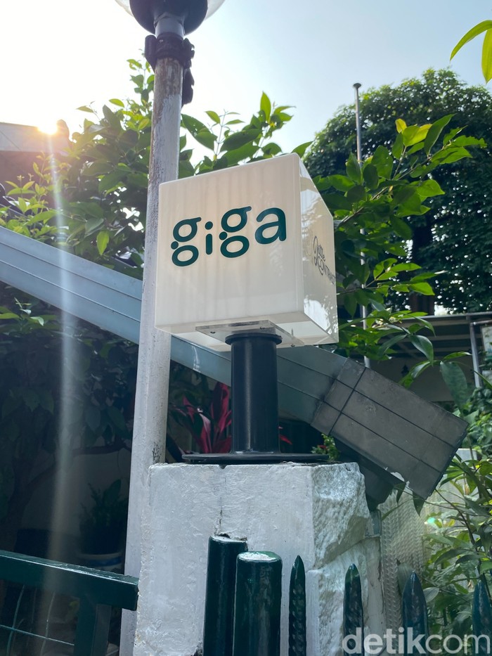 GiGa Bites GiGa Bites yang hits di Bandung, kini ada di Jakarta. Tawarkan nasi ayam Hainan dan mie kecombrang gurih.