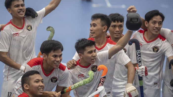 Gokil, Timnas Hoki Putra RI Menang 20-0 atas Filipina di SEA Games Atlet hoki indoor putra Indonesia melakukan selebrasi usai memenangkan pertandingan penyisihan grup SEA Games 2023 melawan Filipina di hall Dinosaurs Alive, Chrouy Changvar, Phnom Penh, Kamboja, Rabu (3/5/2023). Indonesia menang dengan skor 20-0. ANTARA FOTO/Aditya Pradana Putra/tom.