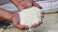 HET beras medium diketahui ditetapkan sebesar Rp 10.900-Rp 11.800 per kg. Sedangkan, HET beras premium sebesar Rp 13 ribu-Rp 14.800 per kg.