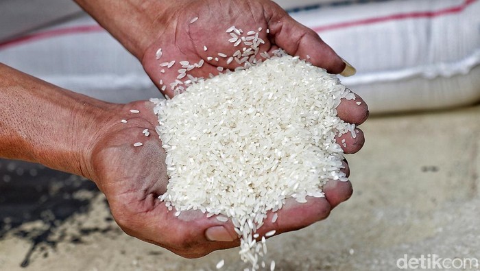 Aktivitas bongkar muat beras terlihat di Pasar Kebayoran, Jakarta Selatan, Rabu (3/5/2023). Secara nasional, harga beras premium per Selasa (2/5/2023) sebesar Rp 13.610 per kg, naik dari posisi akhir April yang sebesar Rp 13.590 per kg.
