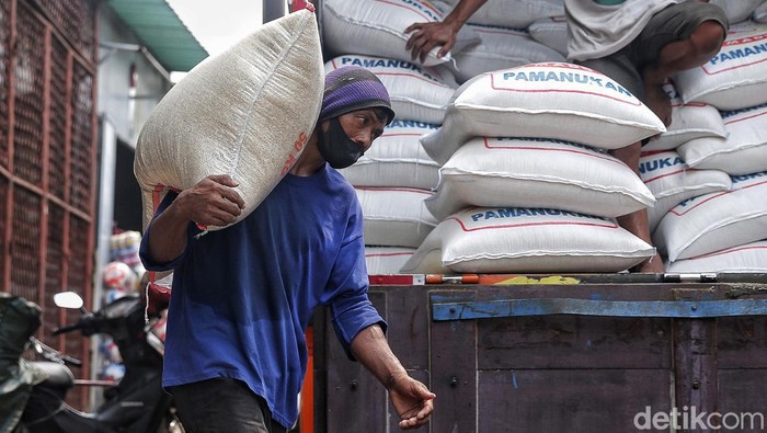 Harga Beras Masih Tinggi Aktivitas bongkar muat beras terlihat di Pasar Kebayoran, Jakarta Selatan, Rabu (3/5/2023). Secara nasional, harga beras premium per Selasa (2/5/2023) sebesar Rp 13.610 per kg, naik dari posisi akhir April yang sebesar Rp 13.590 per kg.