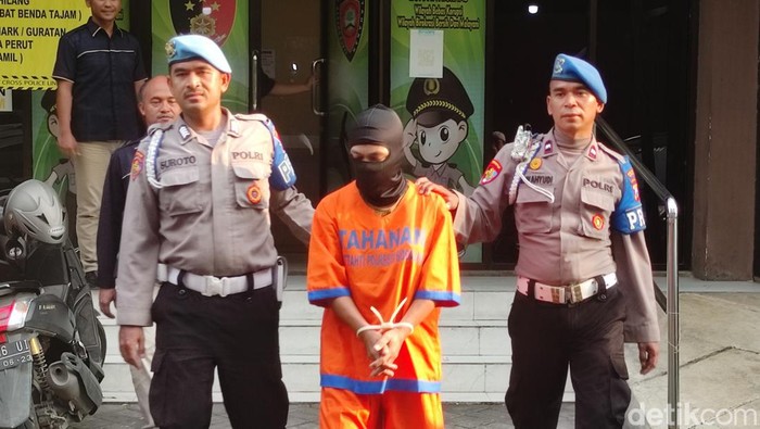HK (49) warga Kecamatan Tarik Sidoarjo yang perkosa anak tiri hingga 10 kali.
