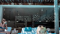 Meamng tak lengkap ke Bali bila tidak berenang dan berfoto memakai bikini.