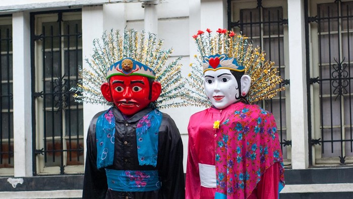 Ondel-ondel is a form of folk performance using large puppets. It originated from Betawi, Indonesia and is often performed in festivals. The word ondel-ondel refers to both the performance and the puppet.