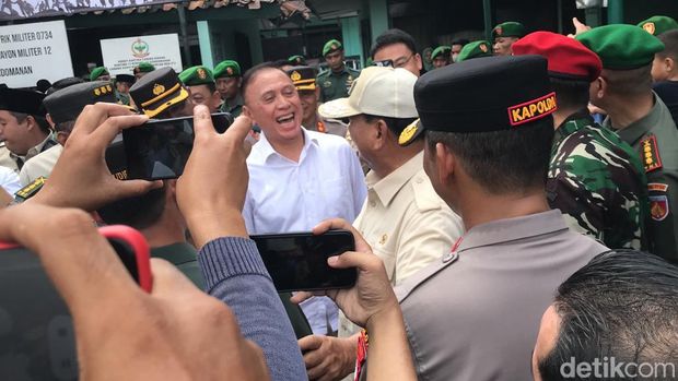 Iwan Bule mendampingi Menhan Prabowo Subianto berkunjung ke Koramil Gondomanan, Kota Jogja, Rabu (3/5/2023).