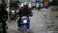 Genangan air di jalan setinggi sekitar 15 sentimeter. 