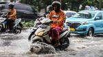 Jalan Metro Pondok Indah Arah Lebak Bulus Sempat Tergenang, Lalin Tersendat