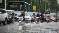 Jalan Metro Pondok Indah arah Lebak Bulus, Jakarta Selatan, tergenang pada pantauan hari Rabu (3/5/2023) pukul 16.30 WIB.