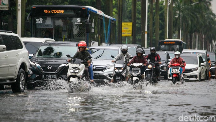 Jalan Metro Pondok Indah Arah Lebak Bulus Sempat Tergenang, Lalin Tersendat Jalan Metro Pondok Indah arah Lebak Bulus, Jakarta Selatan, tergenang. Genangan terjadi usai hujan yang mengguyur lokasi.