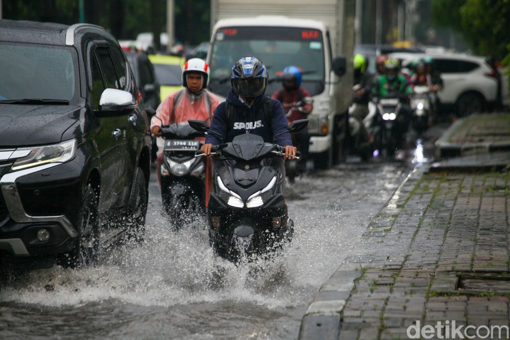 Jl Metro Pondok Indah arah Lebak Bulus, Rabu (3/5/2023) 16.30 WIB, tergenang. (Andhika Prasetya/detikcom)