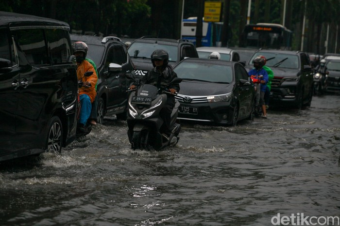 Jl Metro Pondok Indah arah Lebak Bulus, Rabu (3/5/2023) 16.30 WIB, tergenang. (Andhika Prasetya/detikcom)