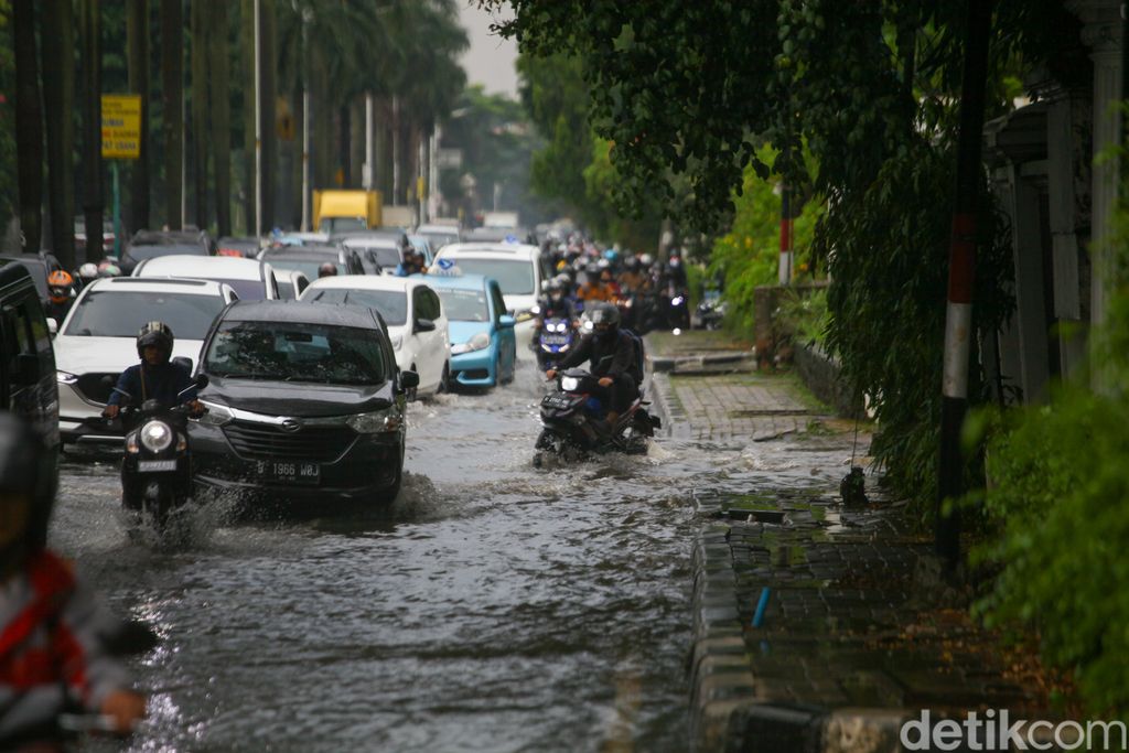 Jl Metro Pondok Indah arah Lebak Bulus, Rabu (3/5/2023) 16.30 WIB, tergenang. (Andhika Prasetya/detikcom)