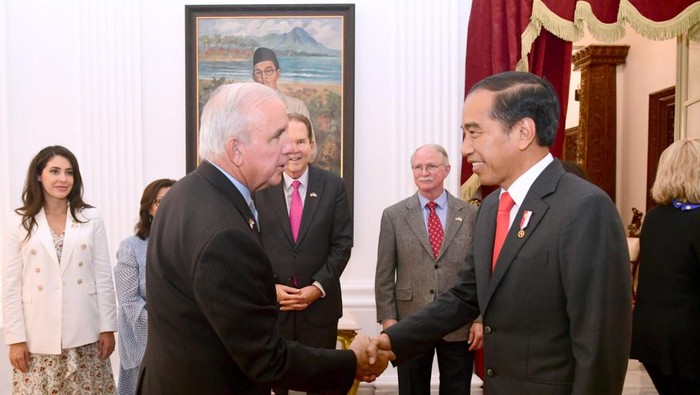 Presiden Joko Widodo (Jokowi) menerima kunjungan delapan anggota kongres Amerika Serikat (AS). Dalam pertemuan tersebut, Jokowi dan para anggota kongres AS membahas sejumlah isu, salah satunya terkait pentingnya meningkatkan kemitraan setara Indonesia dan AS.