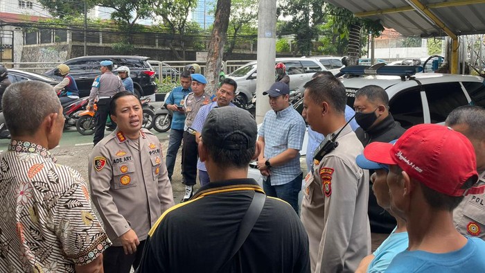 Kapolres Metro Jaksel Kombes Adey Ary Syam Indradi memberi imbauan kepada warga usai tawuran memakan korban di Mampang Prapatan.